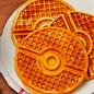 Preview: Uncanny brand poké-ball waffle maker 142401 pokémon - Uncanny-brand-142401-0840790120973-04.jpg