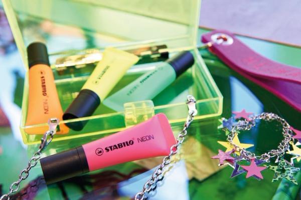 Stabilo textmarker neon 2-5mm 72/24 gelb - Stabilo-72-24-4006381401104-03.jpg