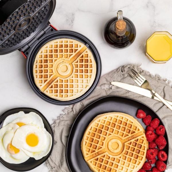 Uncanny brand poké-ball waffle maker 142401 pokémon - Uncanny-brand-142401-0840790120973-06.jpg