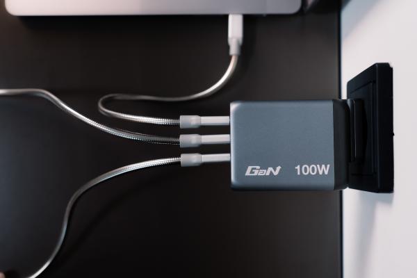 Verbatim charger 100w gan grey 32202 3xusb-c 1xusb-a +adapter uk/us - Verbatim-32202-0023942322023-05.jpg