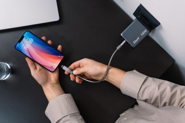 Verbatim charger 100w gan grey 32202 3xusb-c 1xusb-a +adapter uk/us - Verbatim-32202-0023942322023-06.jpg