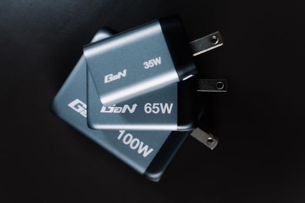 Verbatim charger 100w gan grey 32202 3xusb-c 1xusb-a +adapter uk/us - Verbatim-32202-0023942322023-07.jpg