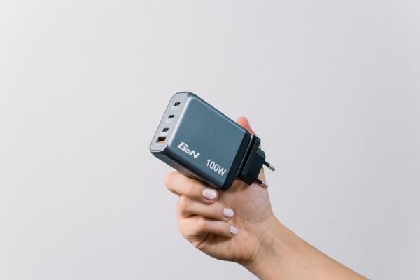 Verbatim charger 100w gan grey 32202 3xusb-c 1xusb-a +adapter uk/us - Verbatim-32202-0023942322023-09.jpg