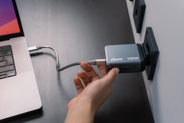 Verbatim charger 100w gan grey 32202 3xusb-c 1xusb-a +adapter uk/us - Verbatim-32202-0023942322023-10.jpg